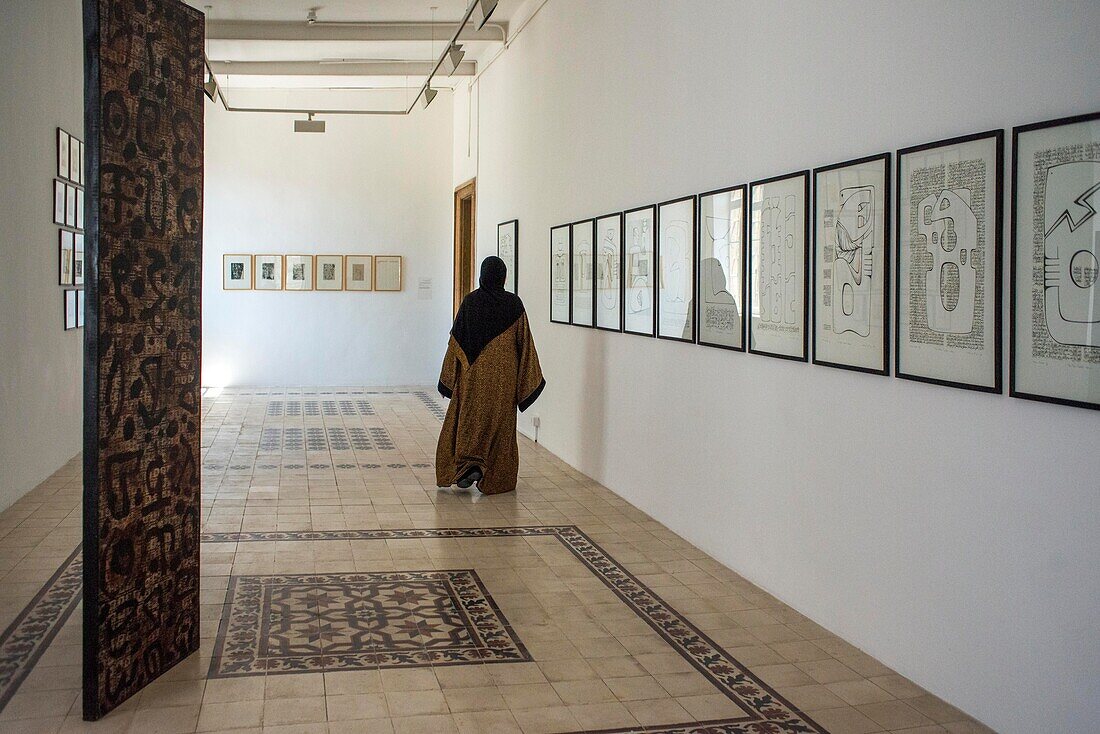 Darat al funun, Museum der Khalid-Shiman-Stiftung in Amman, Jordanien. Ausgegrabene Ruinen einer byzantinischen Kirche aus dem 6. Jahrhundert am Fuße des Darat al-Funun-Komplexes. Jebel al-Qala's, Amman, Jordanien. Drei alte Lagerhäuser auf dem Gelände wurden in einen Raum für zeitgenössische Kunst in Form eines weißen Kubus mit großen Fenstern zur Straße hin verwandelt. Unter dem Namen The Lab wurde es zu einem experimentellen Raum und zu einem Zentrum für aufstrebende Künstler und innovative Projekte.