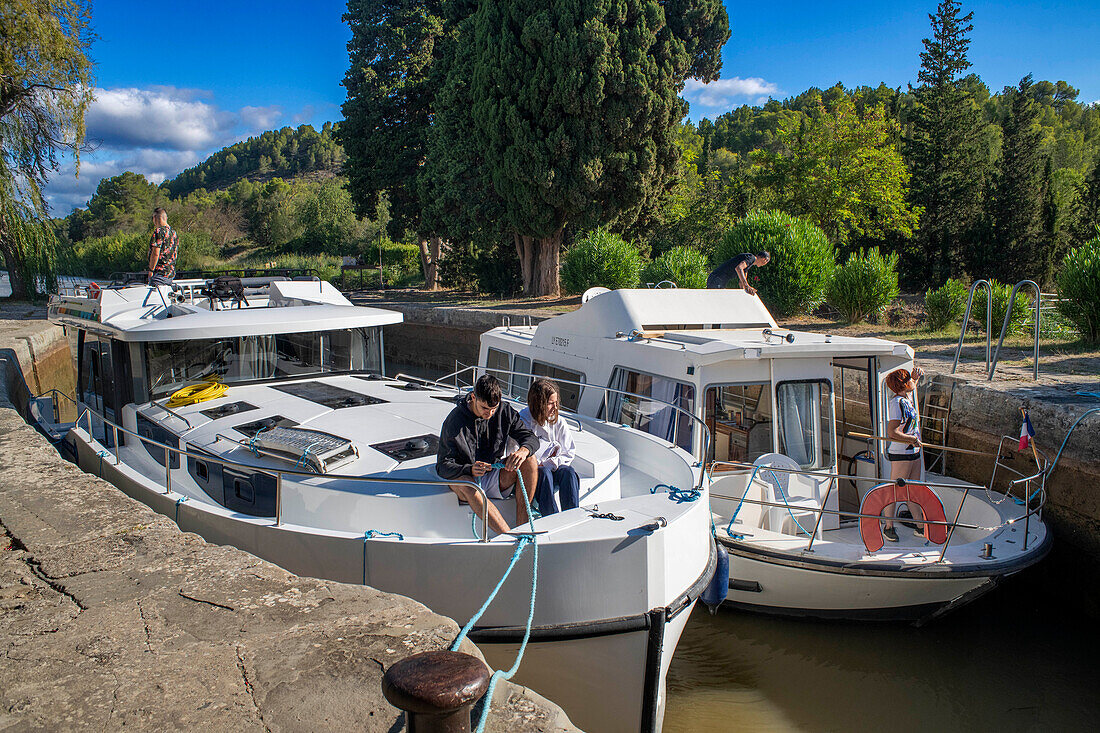 Canal du Midi bei Argens Minervois-Schleuse Südfrankreich Südliche Wasserstraße Wasserstraßen Urlauber stehen Schlange für eine Bootsfahrt auf dem Fluss, Frankreich, Europa