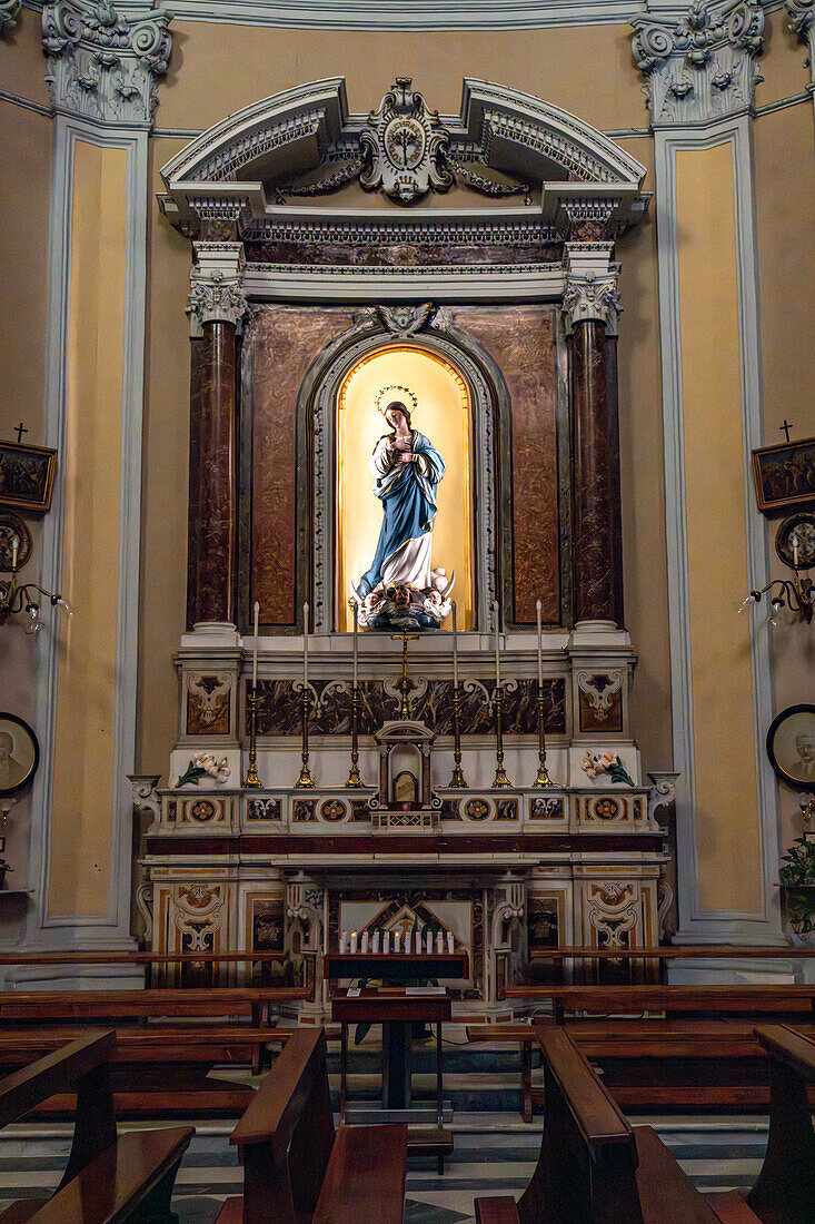 Eine Statue der Jungfrau Maria in einer Seitenkapelle der Kirche San Francesco di'Assisi in Sorrent, Italien.