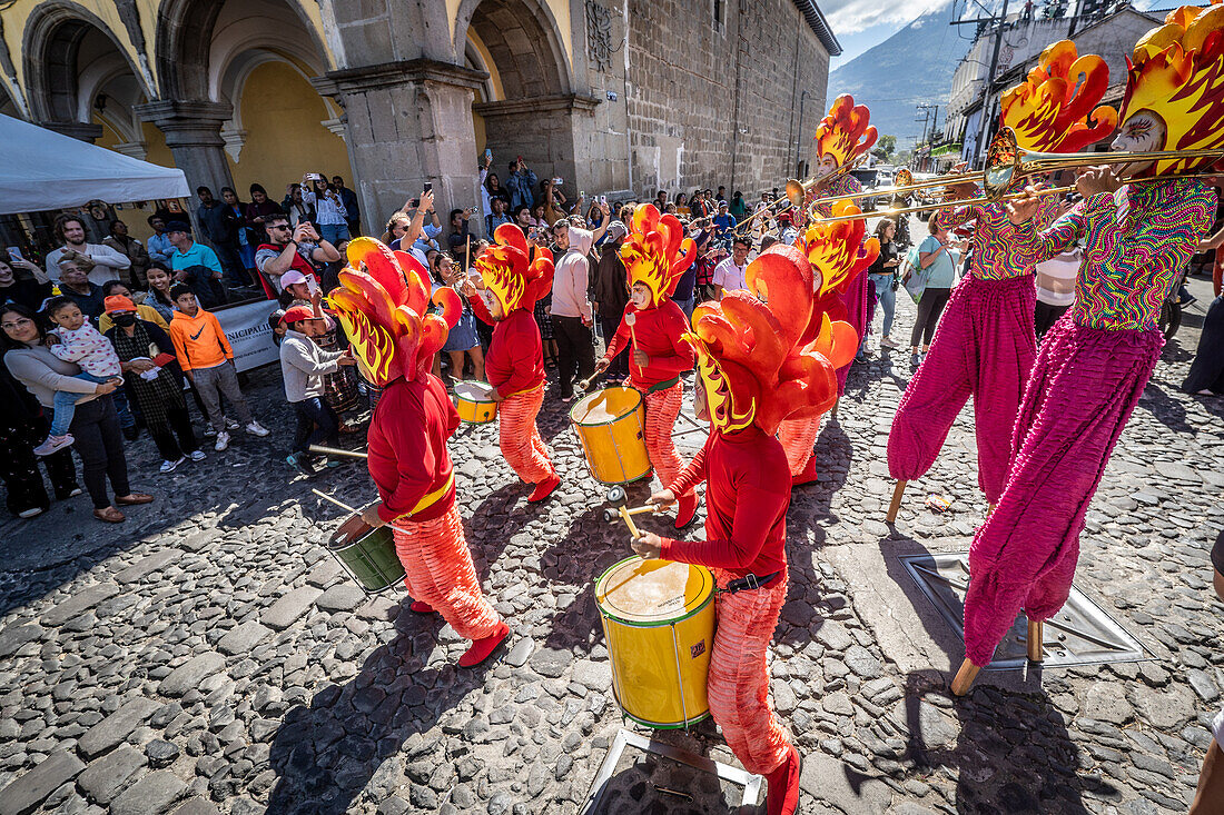 Fest der Verbrennung des Teufels - La Quema del Diablo - in Antigua, Guatemala