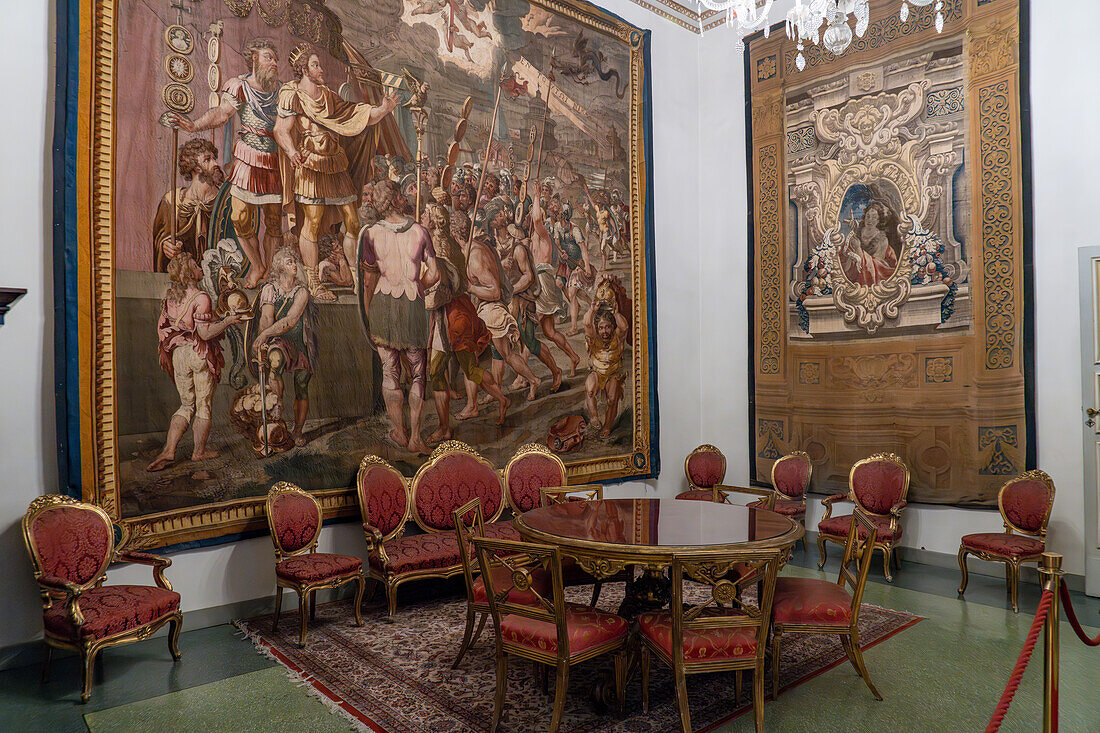 Flämische Tapisserien und opulentes Mobiliar im Palazzo Medici Riccardi, Florenz, Italien.