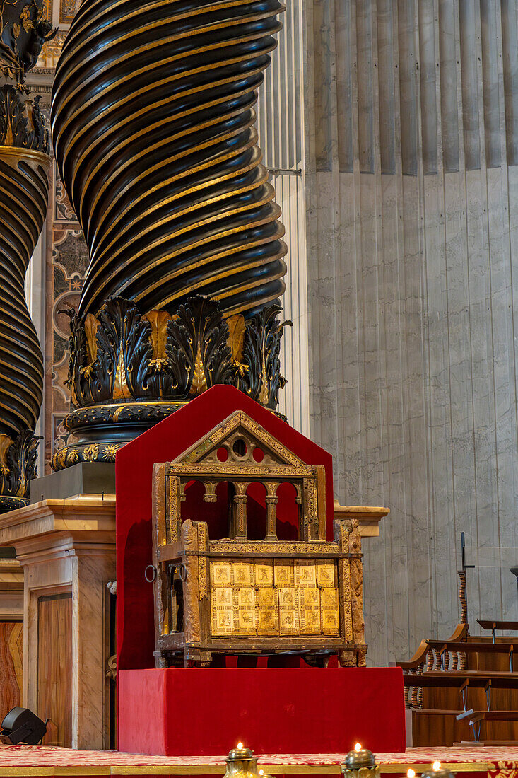 Der Stuhl des Heiligen Petrus oder der Thron des Heiligen Petrus von Berninis Baldachin im Petersdom, Vatikanstadt, Rom, Italien.