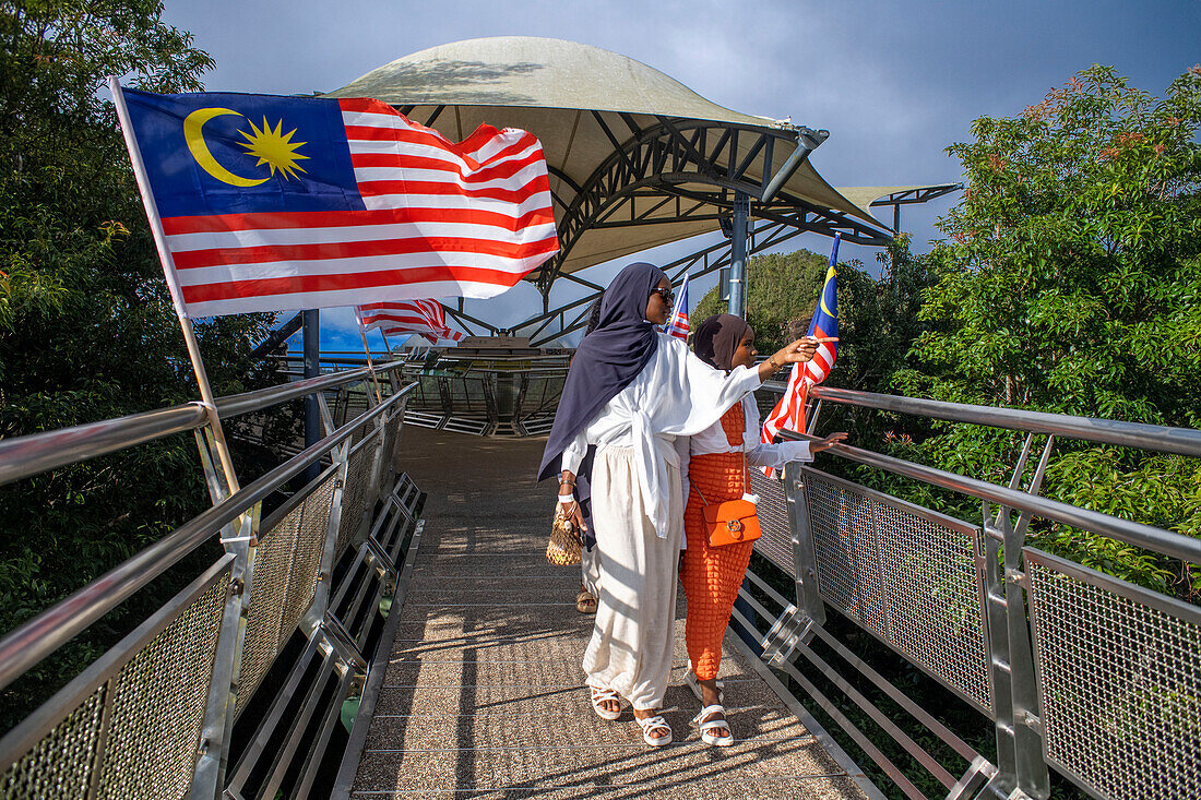 Die Langkawi Sky Bridge, die längste gebogene Brücke, auf dem Gipfel des Gunung Machinchang, Langkawi, Malaysia