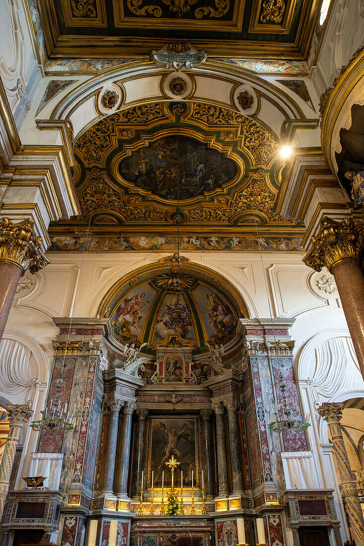 Der Altar und die Apsis des Doms von Amalfi, der Kathedrale des Heiligen Andreas in Amalfi, Italien.