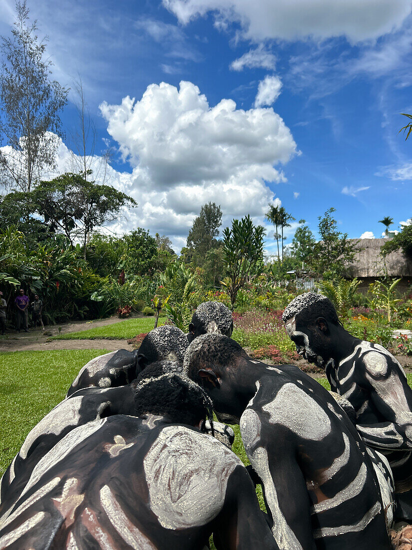 Das Skelett Männer vom Stamm der Omo Bugamo in Papua-Neuguinea bemalen ihre Körper mit schwarzer und weißer Farbe, die das menschliche Skelett nachahmt, Provinz Chimbu, Papua-Neuguinea