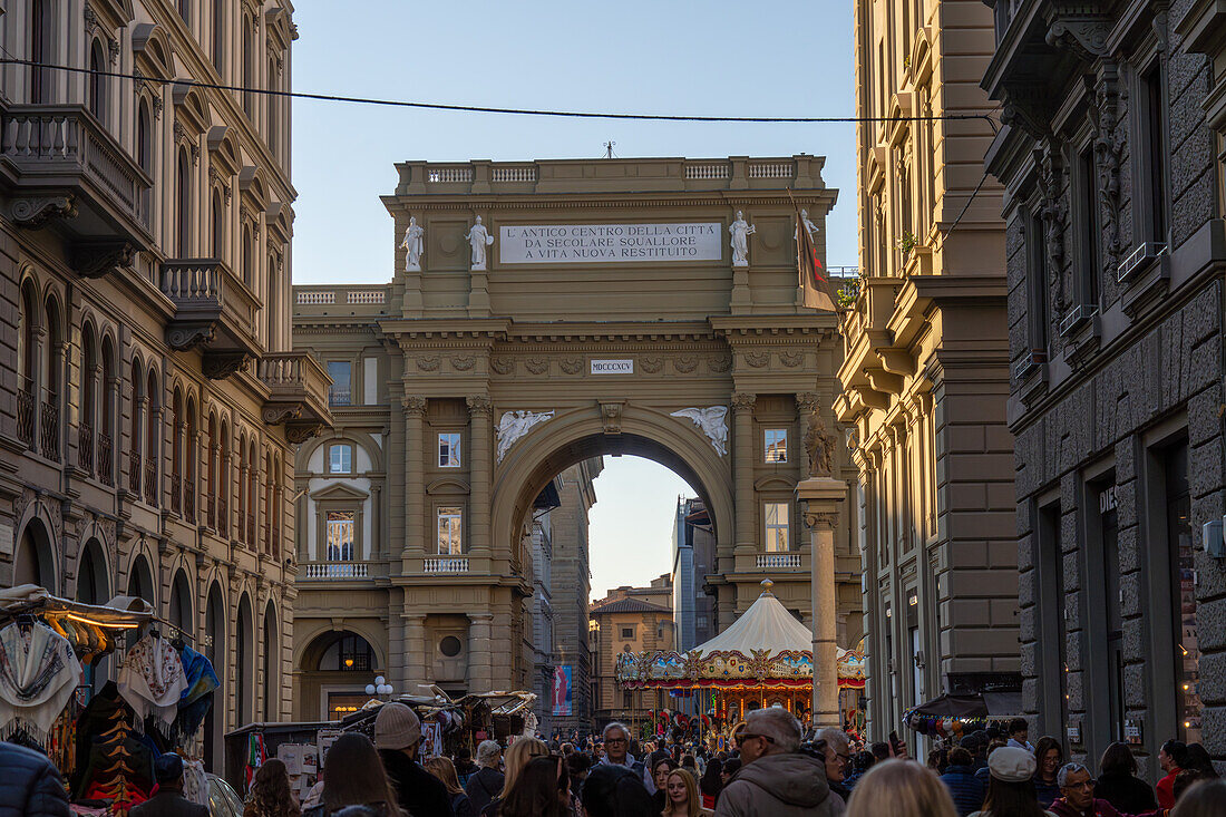 Blick auf die Piazza della Repubblica oder Platz der Republik in Florenz, Italien, mit dem Palazzo dell'Arcone di Piazza.