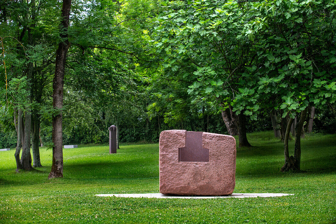 Das Chillida-Leku Museum, Skulpturen in Gärten und Wäldern des baskischen Bildhauers Eduardo Chillida, Hernani, Guipuzcoa, Baskenland, Spanien.