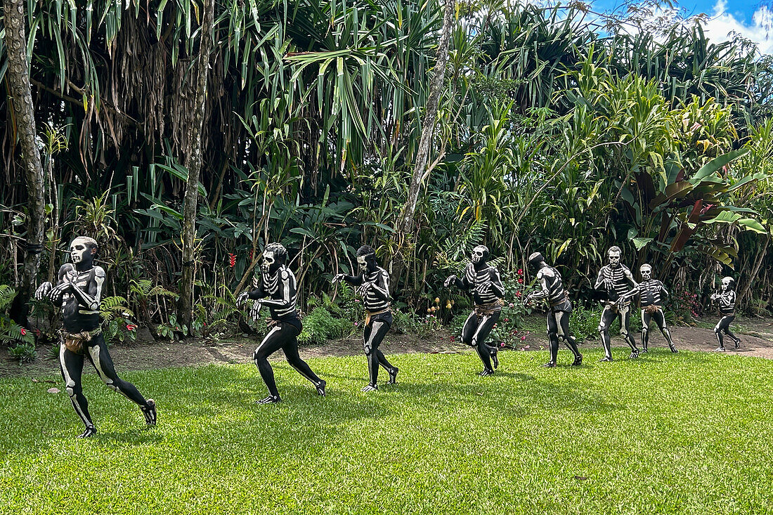 Das Skelett Männer vom Stamm der Omo Bugamo in Papua-Neuguinea bemalen ihre Körper mit schwarzer und weißer Farbe, die das menschliche Skelett nachahmt, Provinz Chimbu, Papua-Neuguinea