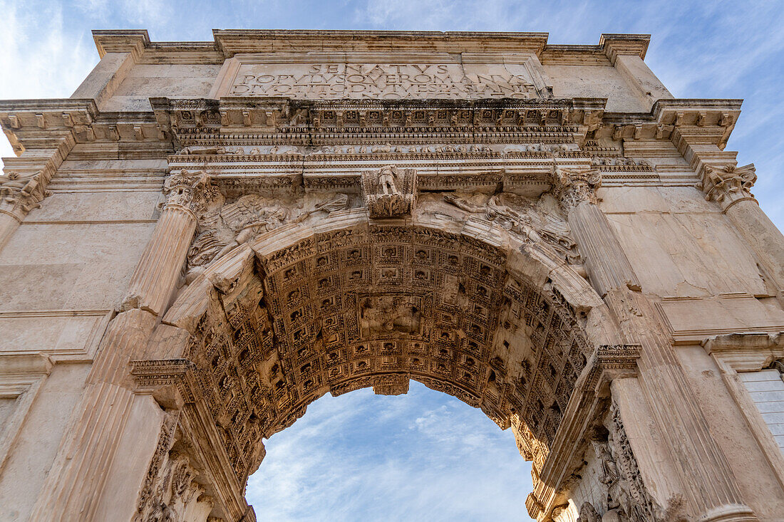 Detail des Titusbogens auf dem Forum Romanum im archäologischen Park des Kolosseums in Rom, Italien.