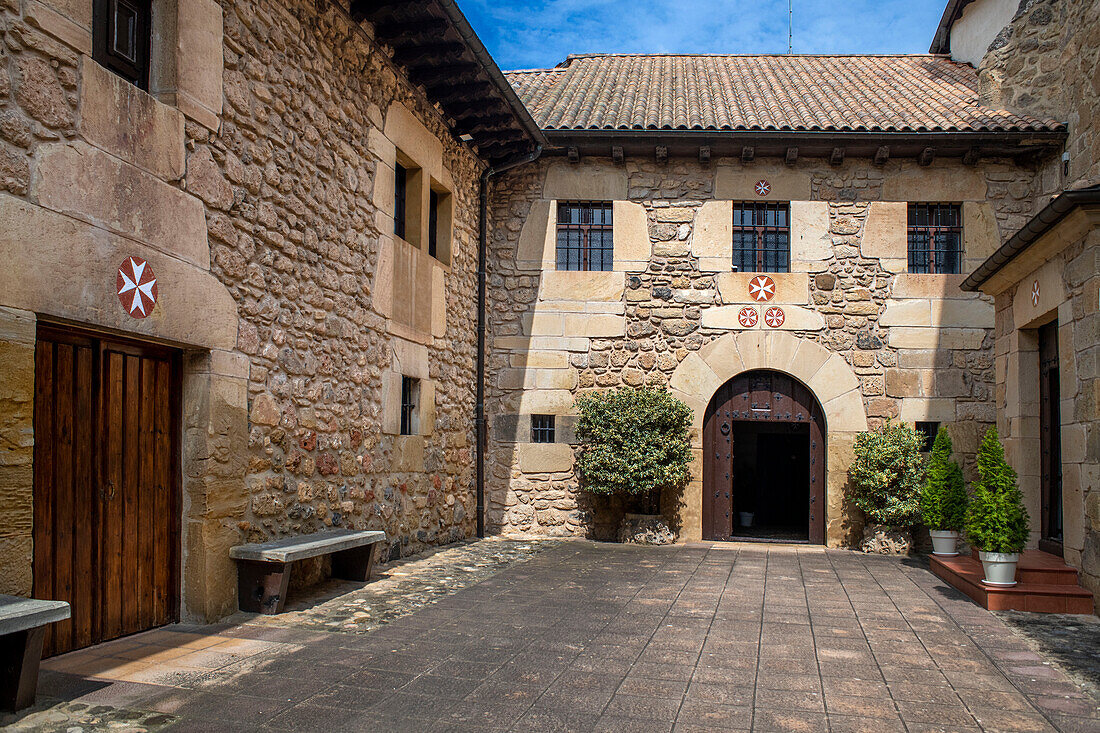 Donibane de Akre benetazko Monastegia, Real Monasterio de San Juan de Acre, Maltako ordena gesaltzan, la orden de malta en Salinas de Añana, Añana, Alava, Araba Baskenland, Euskadi Spanien