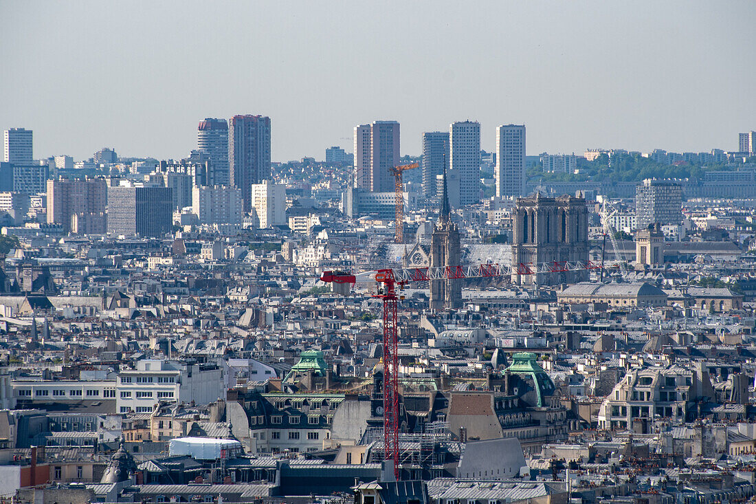 Die Skyline von Paris von einem Aussichtspunkt aus, Frankreich