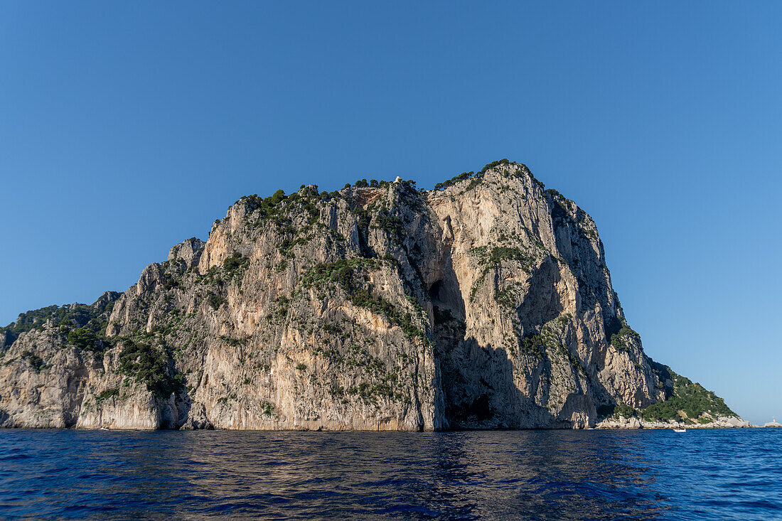 Kalksteinklippen von Punta del Monaco, der Ostspitze der Insel Capri, Italien.