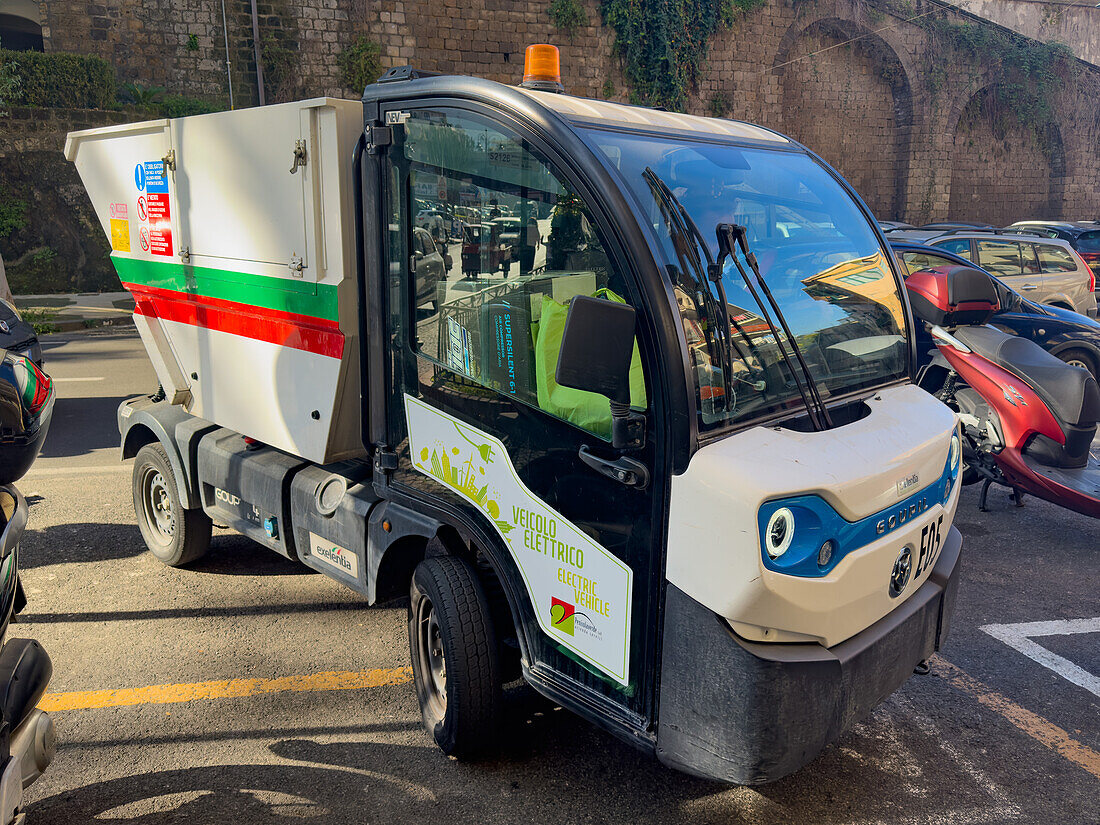 Ein elektrisch angetriebenes Müllfahrzeug in der Stadt Sorrento, Italien.