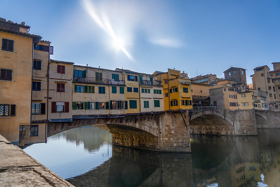 Der Ponte Vecchio, eine mittelalterliche Steinbogenbrücke über den Arno in Florenz, Italien.