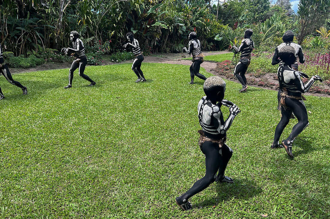 Das Skelett Männer vom Stamm der Omo Bugamo in Papua-Neuguinea bemalen ihre Körper mit schwarzer und weißer Farbe, die das menschliche Skelett nachahmt, Provinz Chimbu, Papua-Neuguinea