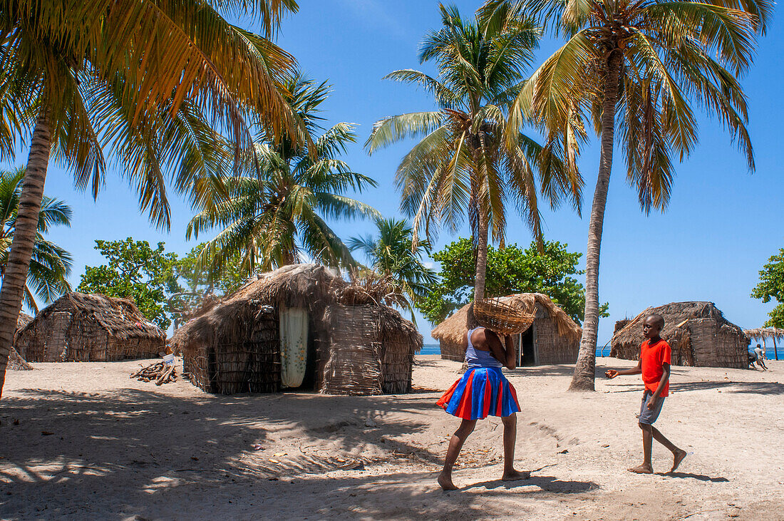 Dorf und Strohhaus, Fischerhütten am Strand von Cayes-à-Leau, einer kleinen Fischerinsel nordöstlich von Caye Grand Gosie, Île-à-Vache, Provinz Sud, Haiti