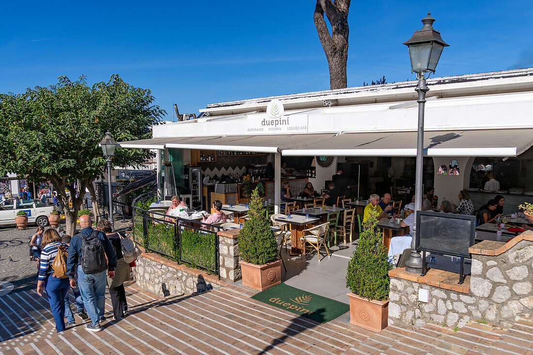 Touristen in einem Restaurant auf dem Platz in Anacapri auf der Insel Capri, Italien.