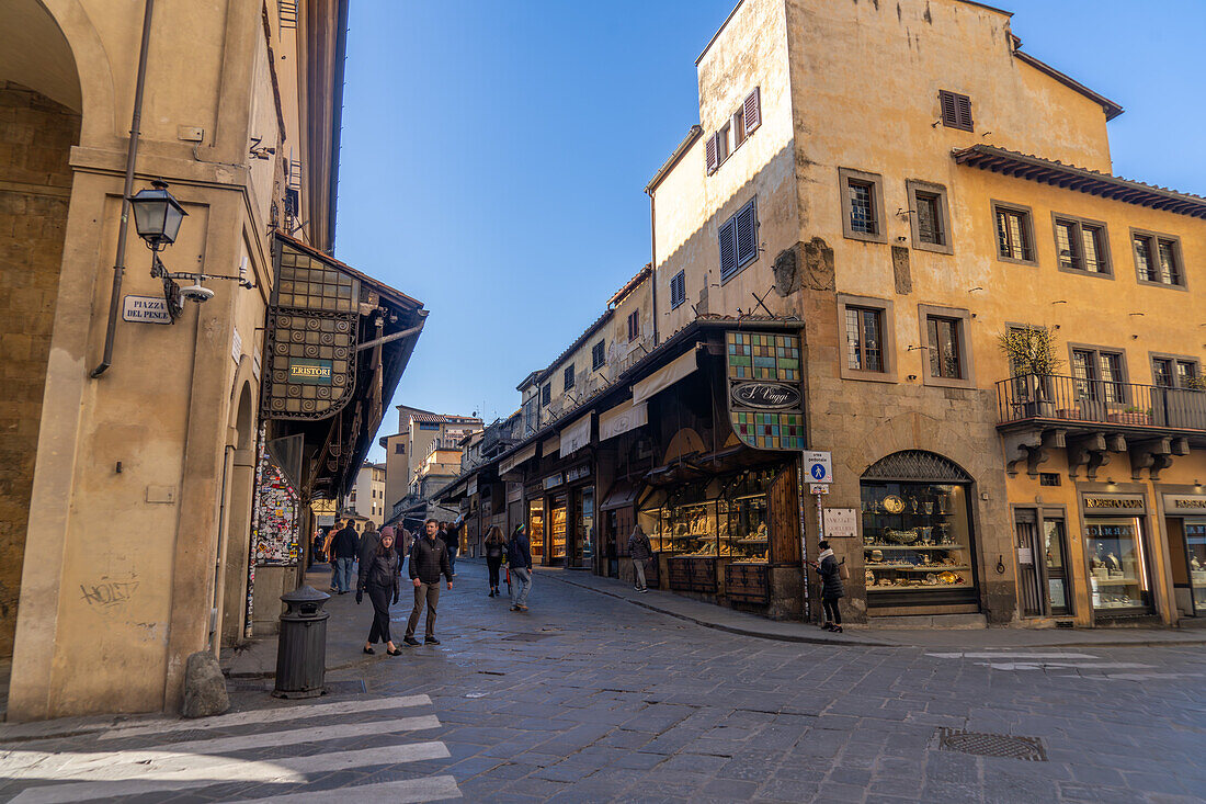 Blick über die Fußgängerbrücke Ponte Vecchio vom nördlichen Ende aus, Blick nach Süden über die Brücke. Florenz, Italien