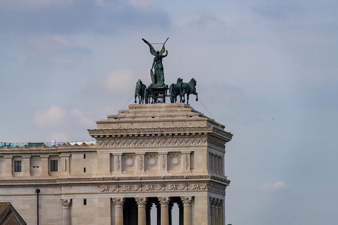 Die Statue des Siegers auf dem Denkmal von Viktor Emanuel II. in Rom, Italien.