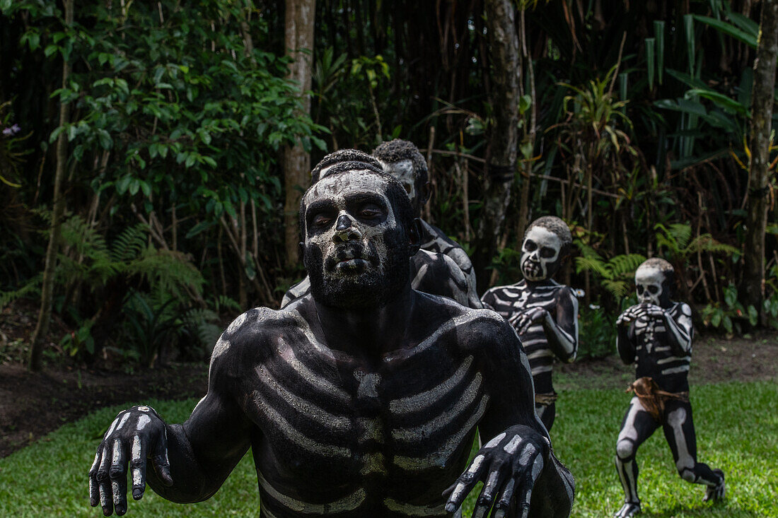 Das Skelett Männer vom Stamm der Omo Bugamo in Papua-Neuguinea bemalen ihre Körper mit schwarzer und weißer Farbe, die das menschliche Skelett nachahmt, Provinz Chimbu, Papua-Neuguinea