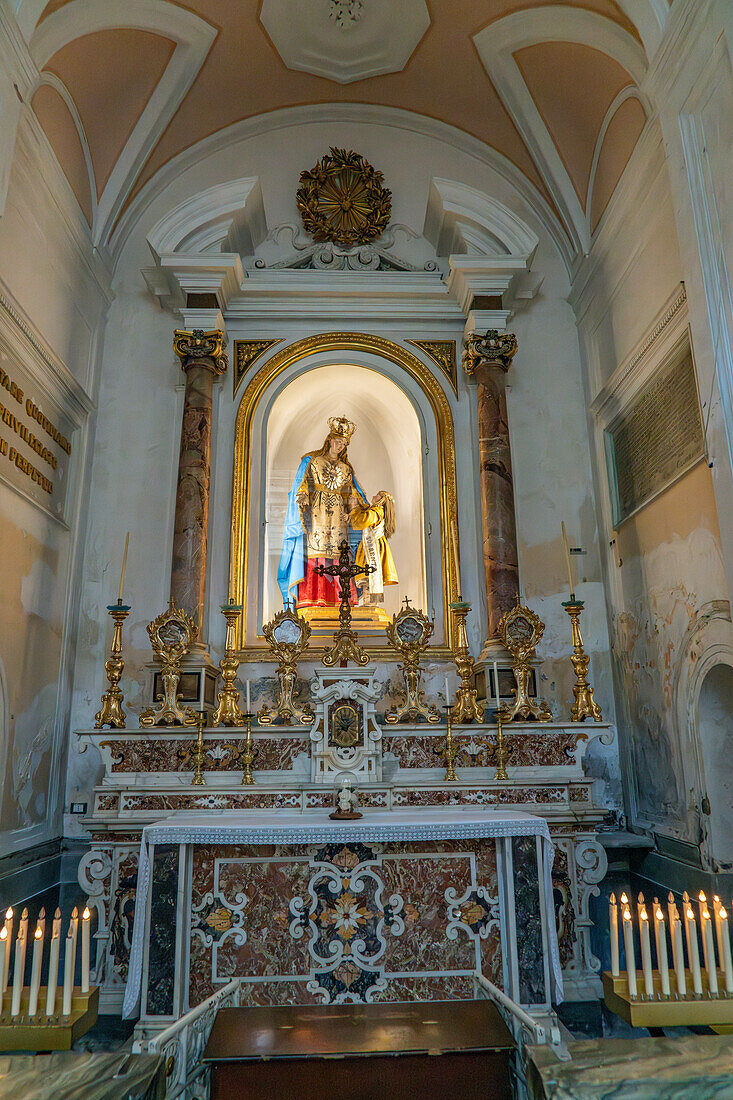 Eine Seitenkapelle in der Kathedrale der Heiligen Philippus und Jakobus in Sorrent, Italien.