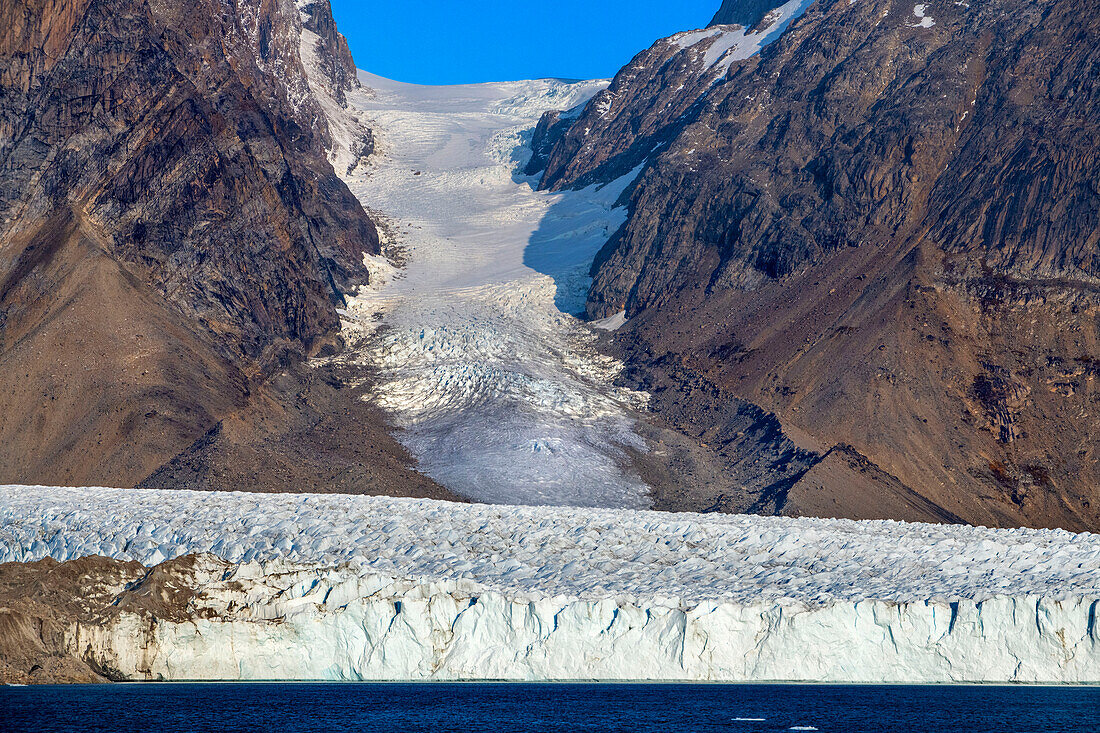 Thryms (Thrym) Gletscher, großer, sich zurückziehender Gezeitengletscher, Skjoldungen Fjord, herrliches Wetter, abgelegenes Südostgrönland, Dänemark, Polarregionen