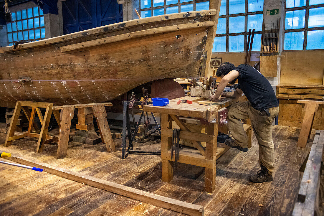 Albaola-Museum, Rekonstruktion eines historischen Walfangboots im baskischen Hafen von Pasaia, Gipuzkoa, Spanien.