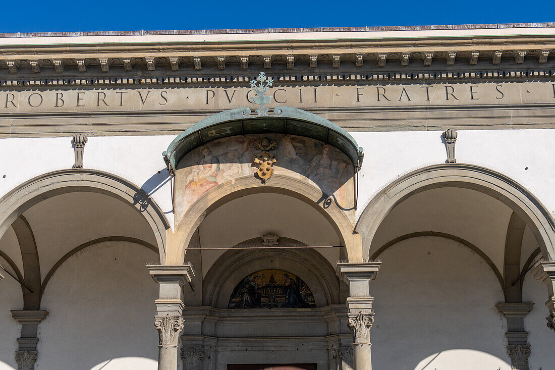 Die Loggia-Fassade der Basilica della Santissima Annunziata in Florenz, Italien.