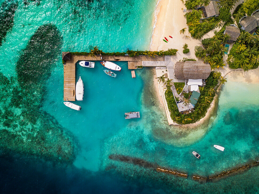 Luftaufnahme des Outrigger Maldives Maafushivaru Luxusresorts, South Ari Atoll Region Malediven