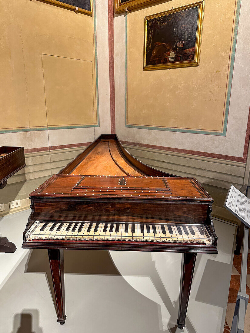 Ein originales Cembalo aus Ebenholz von Bartolomeo Cristifori in der Accademia-Galerie in Florenz, Italien. Etwa Ende des 16. Jahrhunderts.