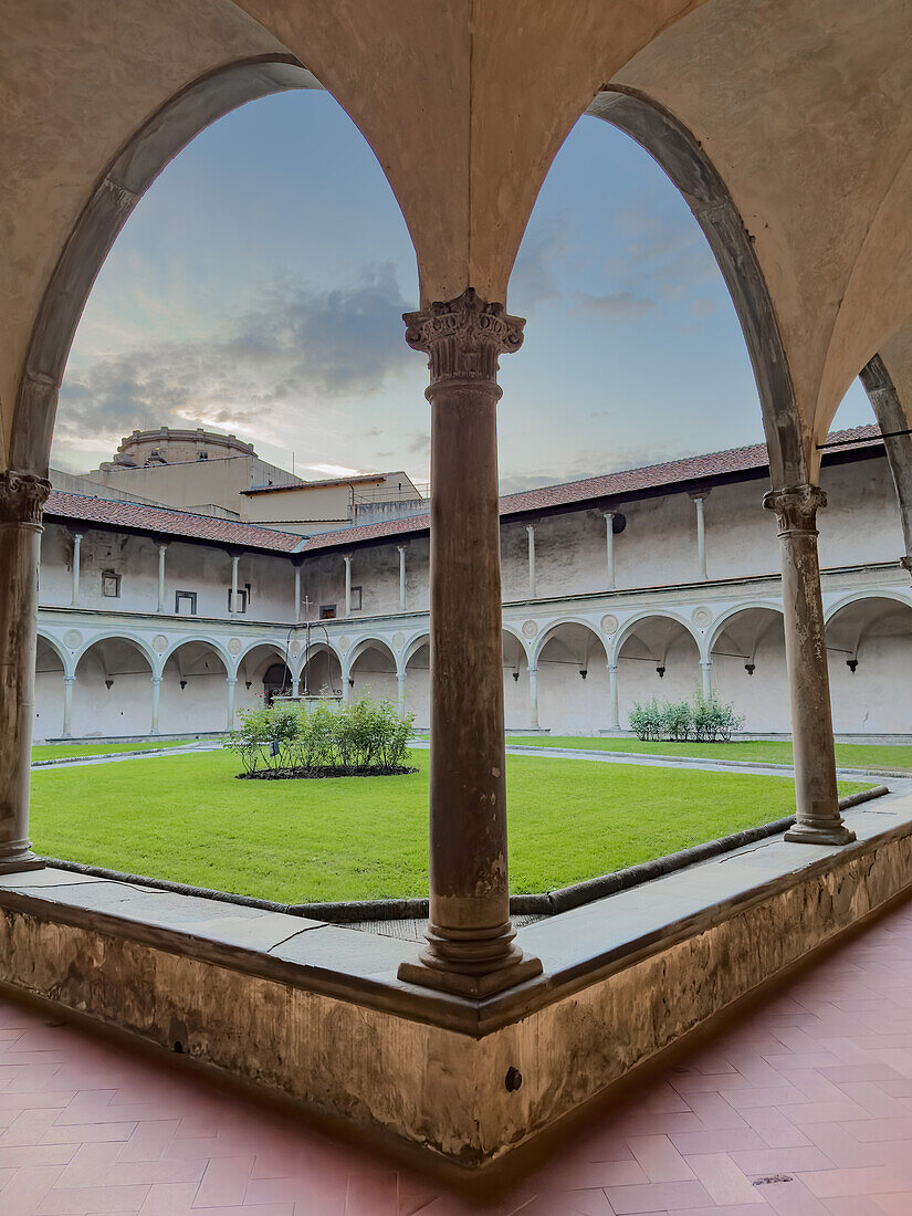 Die Arkade des Kreuzgangs der Basilika Santa Croce in Florenz, Italien.