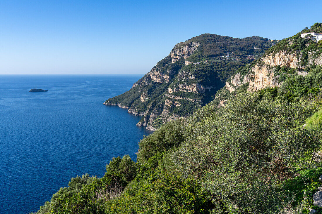 Die Amalfiküste in Italien am Golf von Salerno mit dem Felsen Scoglia Vetara links.