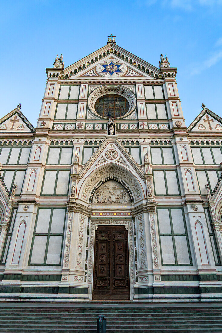 Die Fassade der Basilika Santa Croce oder Basilika des Heiligen Kreuzes in Florenz, Italien.