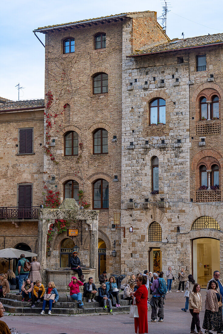 Der Palazzo Cortesi neben der Zisterne auf der Piazza della Cisterna in der ummauerten Stadt San Gimignano, Italien.