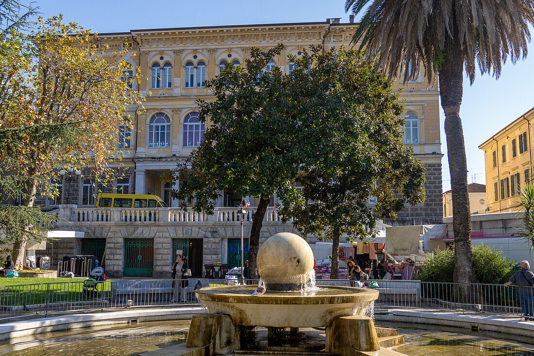 Schwebender Steinbrunnen oder Fontana la PietrGalleggiante von Kenneth Davis auf der Piazza Gramsci in Carrara, Italien.