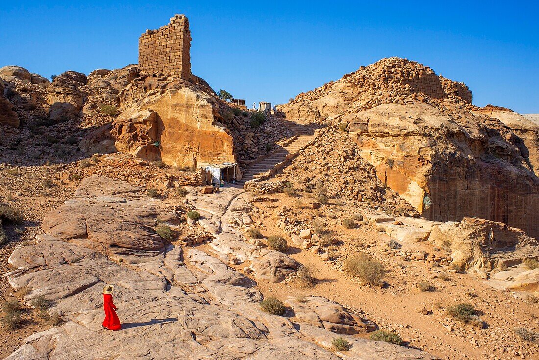 Der Weg hinunter zum Hohen Opferplatz, Jabal Al-Khubtha, Opferaltar, antike Kultstätte in Petra, Jordanien.