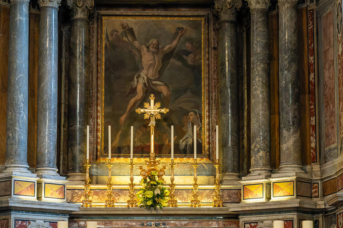 Das Hauptaltarbild im Dom von Amalfi, der Kathedrale des Heiligen Andreas in Amalfi, Italien. Das Gemälde stellt die Kreuzigung des Heiligen Andreas dar.