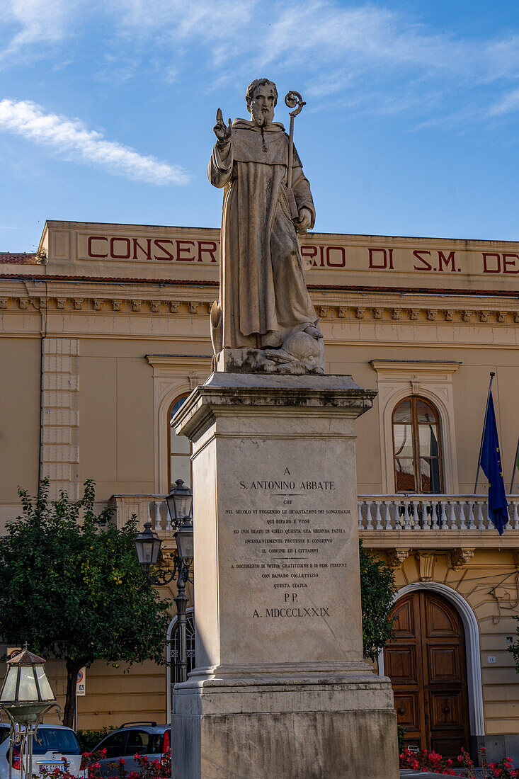 Statue von Sant'Antonino Abate auf der Piazza Sant'Antonino im historischen Zentrum von Sorrent, Italien. Er ist der Schutzheilige der Stadt.