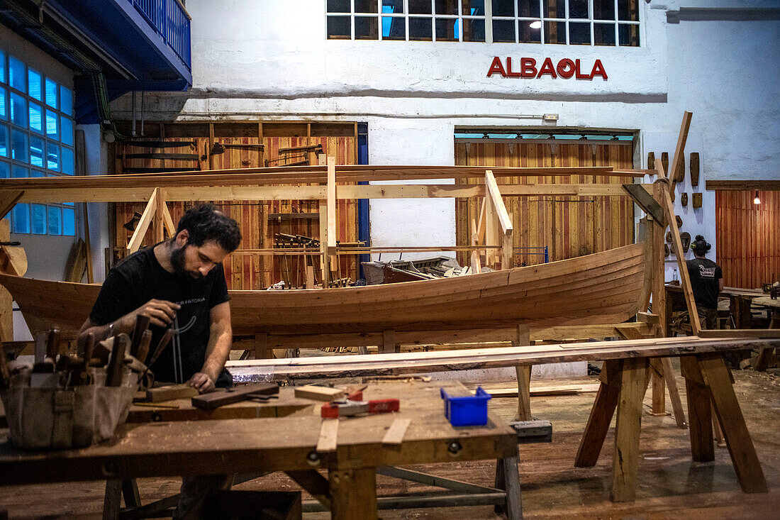 Albaola-Museum, Rekonstruktion eines historischen Walfangboots im baskischen Hafen von Pasaia, Gipuzkoa, Spanien.