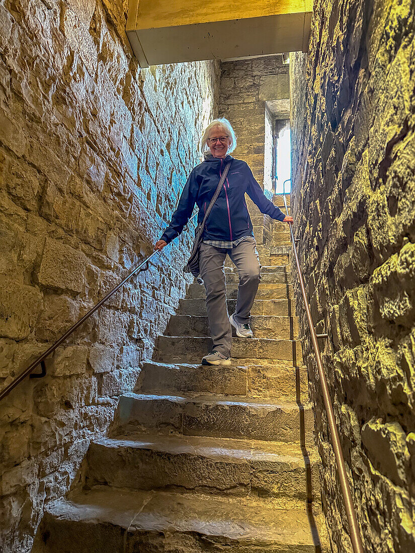 Ein Tourist steigt die Stufen vom Arnolfo-Turm des Palazzo Vecchio in Florenz, Italien, hinunter.