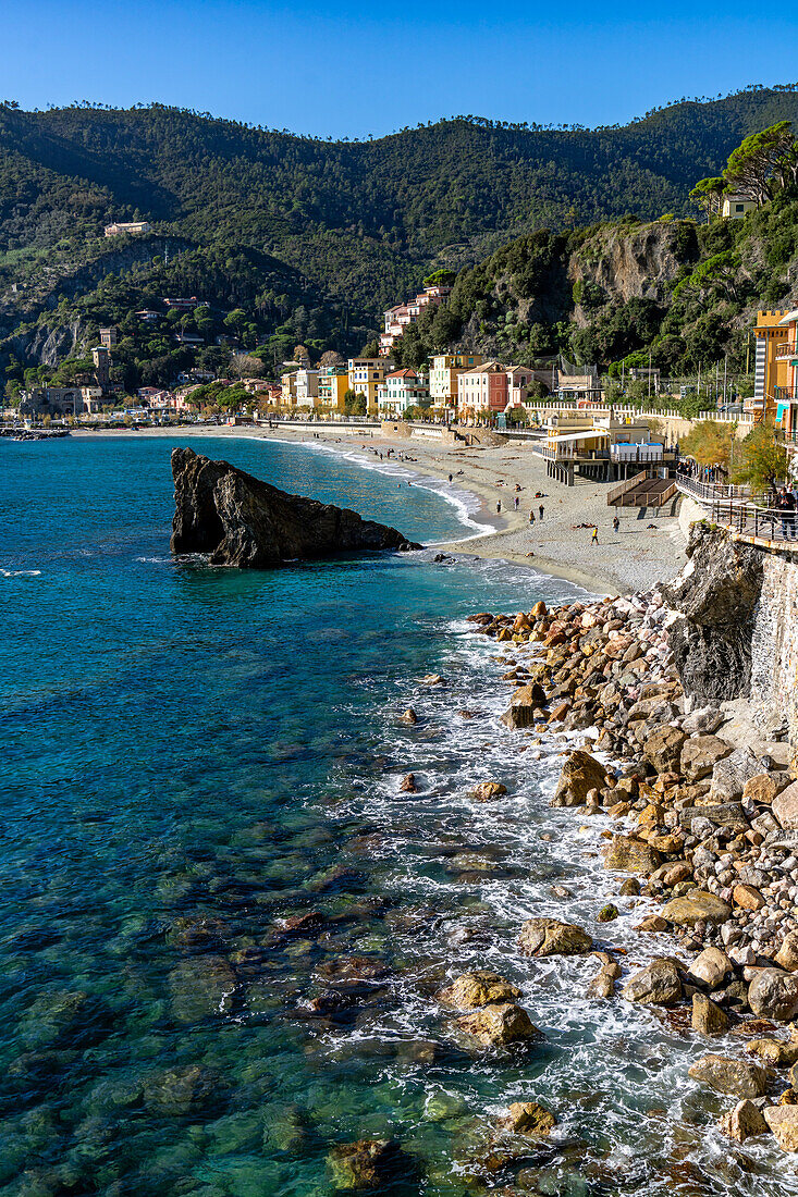 Der Strand von Fegina in der Nebensaison in Monterosso al Mare, Cinque Terre, Italien, mit dem Scoglio Malpasso oder Malpasso-Felsen.