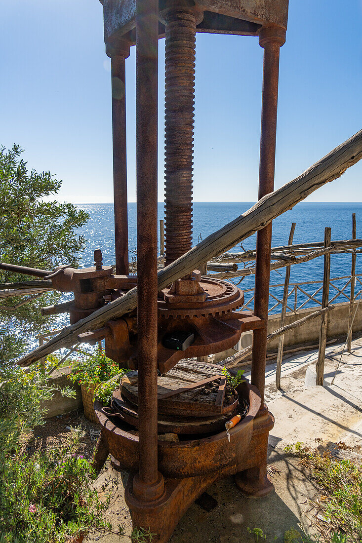 Eine alte Metall-Olivenöl-Schneckenpresse an einem Aussichtspunkt an der Amalfiküste bei Furore, Italien.