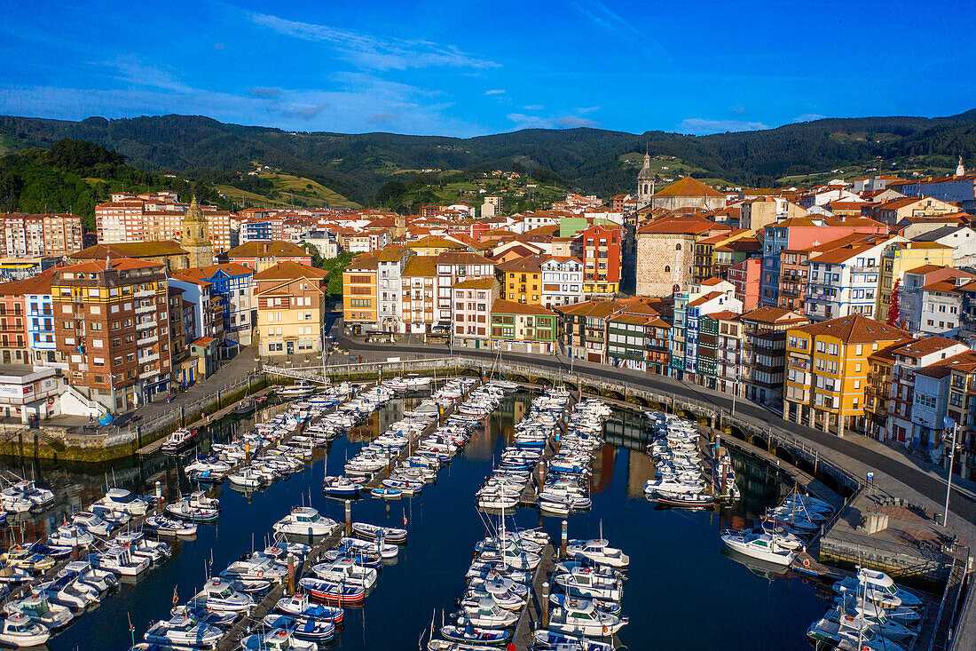 Altstadt und Fischereihafen von Bermeo in der Provinz Biskaya im Baskenland in Nordspanien.