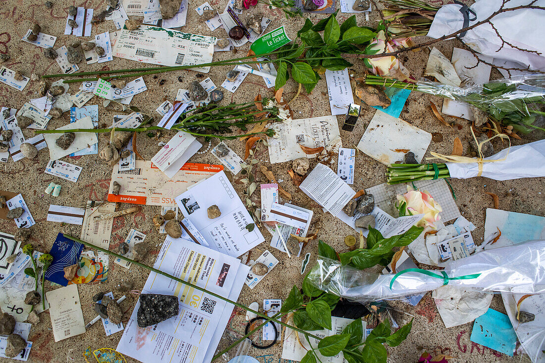 Montparnasse-Friedhof, Paris, Frankreich. Geschenke am Grab von Jean-Paul Sartre und Simone de Beauvoir auf dem Friedhof von Montparnasse, Paris, Frankreich. Ein berühmtes Paar, das zu den einflussreichsten und umstrittensten Schriftstellern und Denkern des 20. Jahrhunderts gehörte