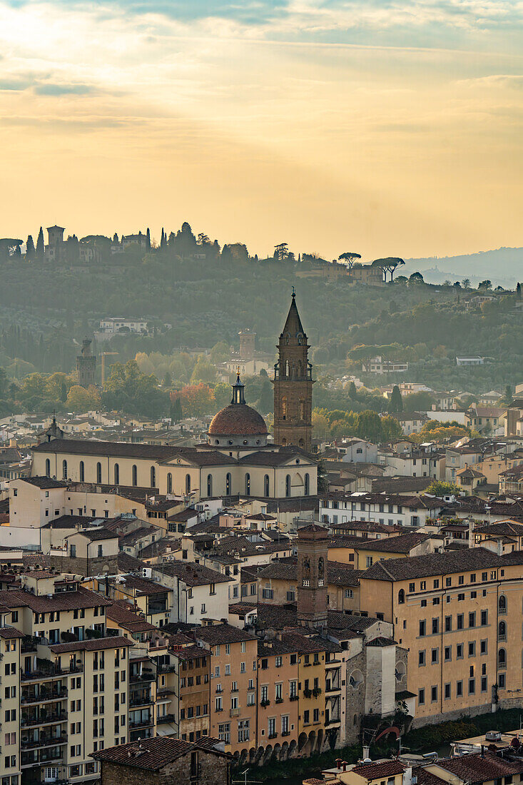 Die Basilika Santo Spirito, vom Turm des Palazzo Vecchio aus gesehen. Florenz, Italien. Davor befindet sich die Kirche San Jacopo Soprano.