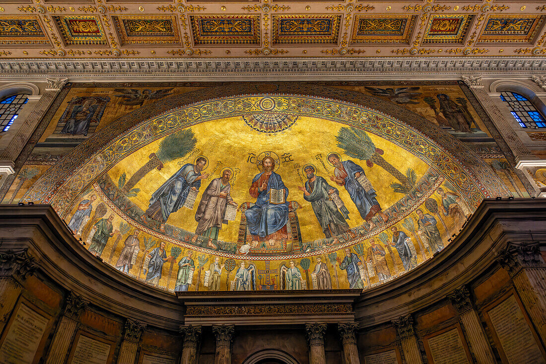 Mosaik von Christus und den Aposteln an der Decke der Apsis. Basilika St. Paul vor den Mauern, Rom, Italien. Um 1200.