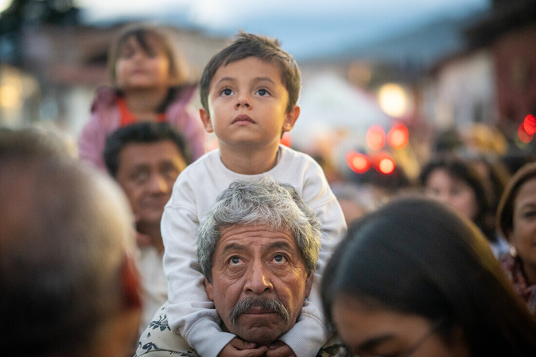 Fest der Verbrennung des Teufels - La Quema del Diablo - in Antigua, Guatemala