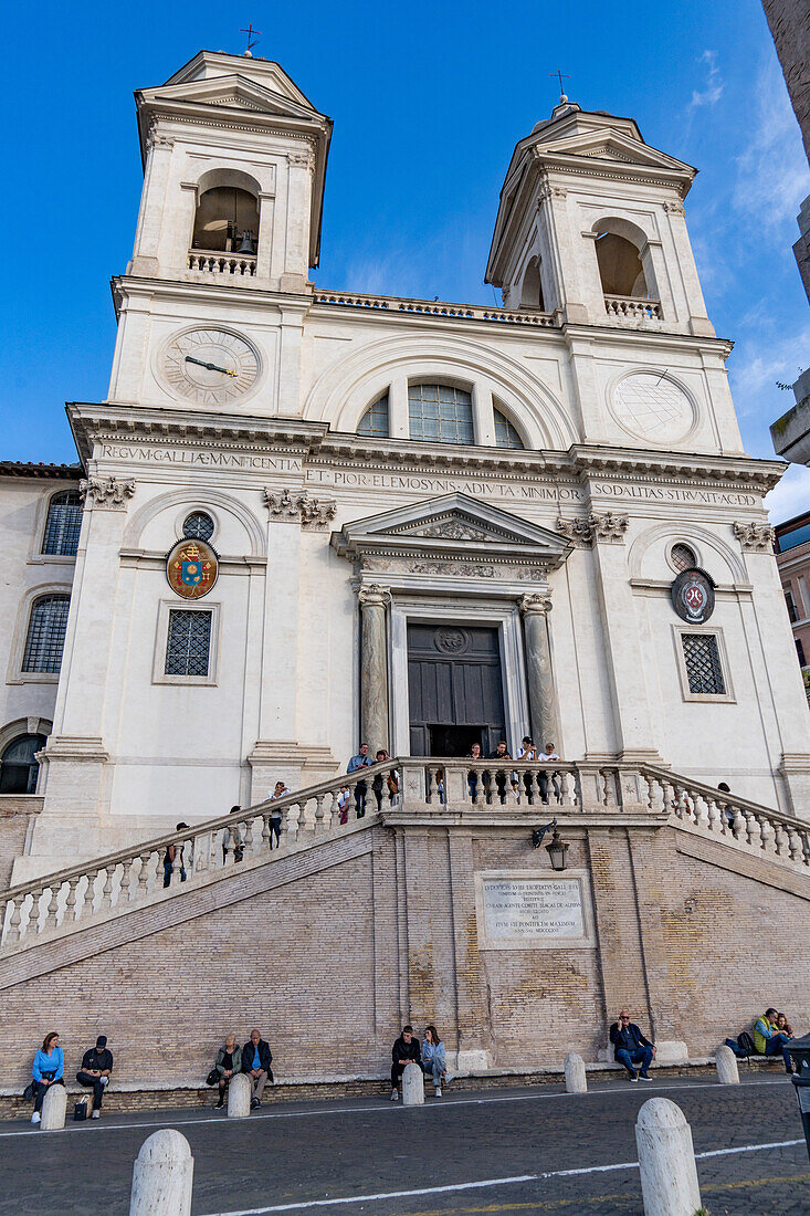 Die Kirche Trinita dei Monti auf der Piazza Trinita dei Monti in Rom, Italien.