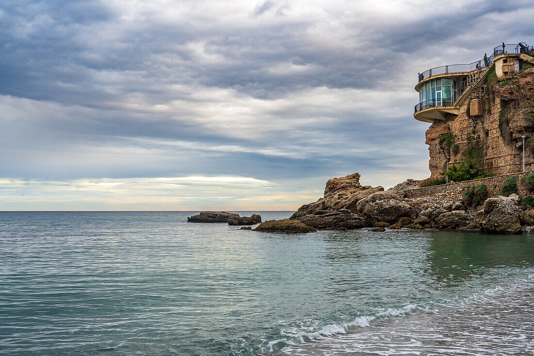 Ruhiges Meer mit felsiger Küste in der Nähe des berühmten Balcon de Europa in Nerja, Spanien.