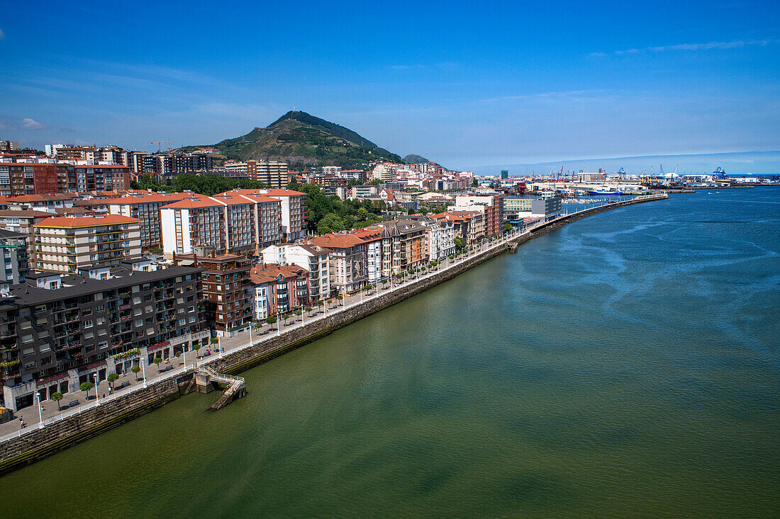 Mündung des Flusses Nervion von der Biskaya-Brücke aus, einer Transportbrücke, die die Städte Portugalete und Getxo verbindet, Provinz Bilbao, Baskenland, Euskadi, Spanien.